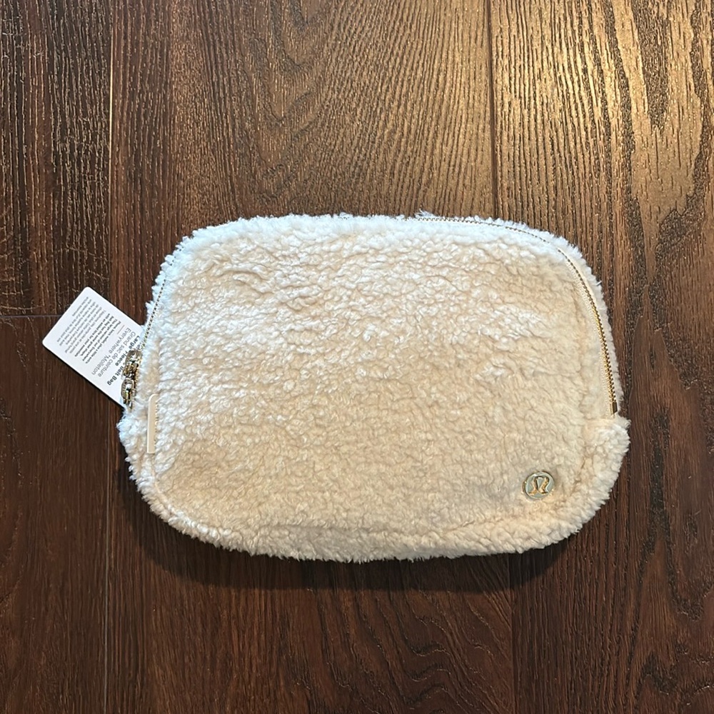 NWT Lululemon Everywhere Fleece Belt Bag - Picture 4 of 6